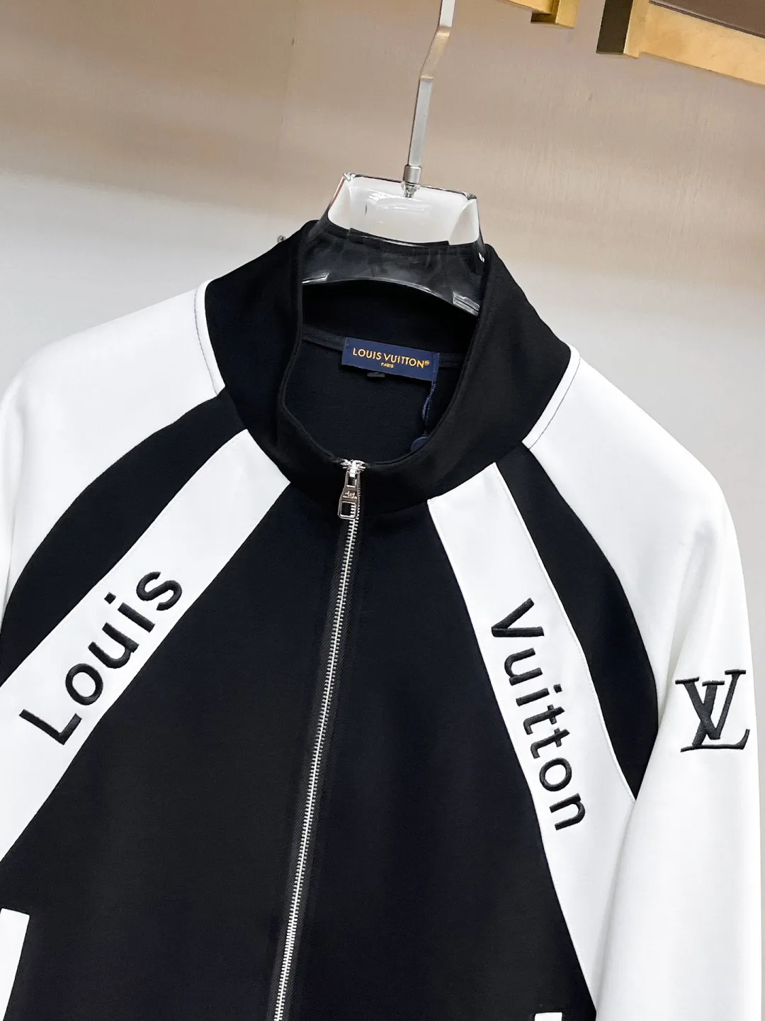 🅿️720 LV 2025 autumn and winter new counter casual suit of the same style, breathable, comfortable and casual! Full of high-end feel! The details are exquisite and high-end, and the workmanship is impeccable! The original high-end fabric is very high-end! The fabric is crisp, anti-wrinkle and wear-resistant, warm, neat and stylish. Everyone must buy a set this autumn and winter. They must look cool and handsome when wearing it. We specially recommend the size M-3XLC30